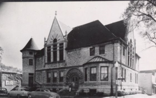 Black & white photo of museum exterior